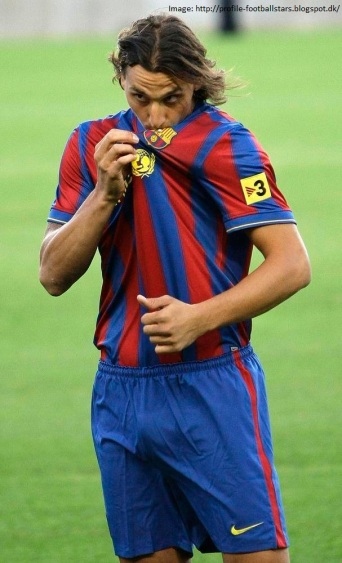 PSG's Zlatan Ibrahimovic kissing Barcelona's logo
